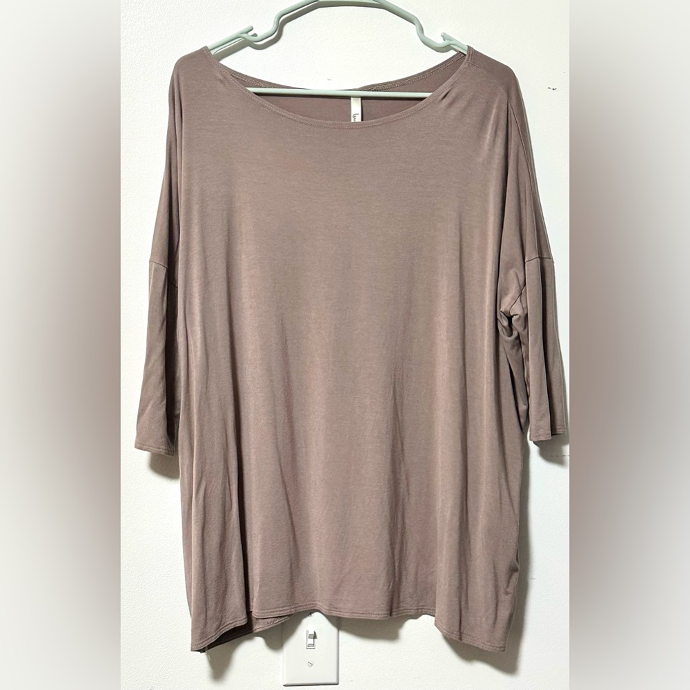 NWOT Isaac Liev 3/4 sleeve casual top, lightweight, super soft